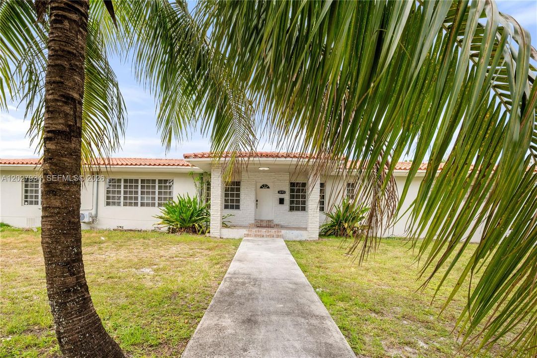 En Venta: $995,000 (5 camas, 3 baños, 3168 Pies cuadrados)