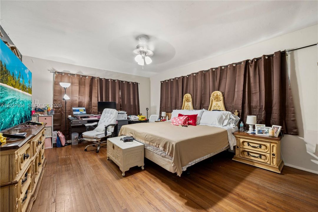 En Venta: $995,000 (5 camas, 3 baños, 3168 Pies cuadrados)