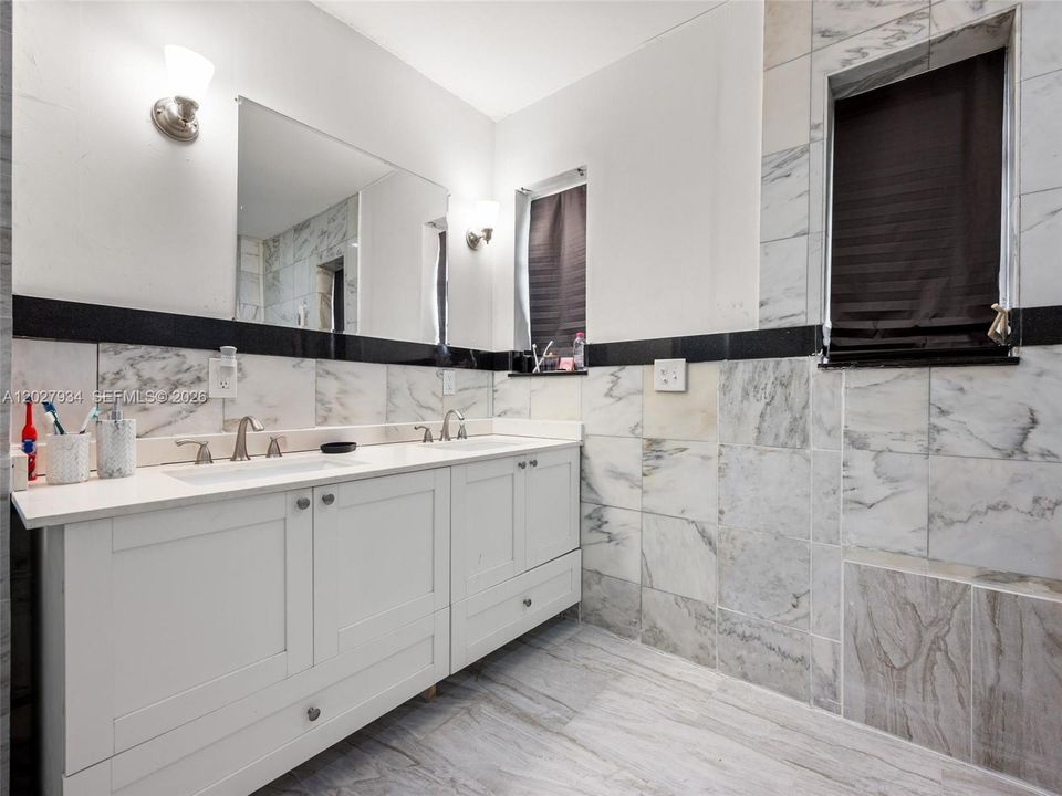En Venta: $995,000 (5 camas, 3 baños, 3168 Pies cuadrados)
