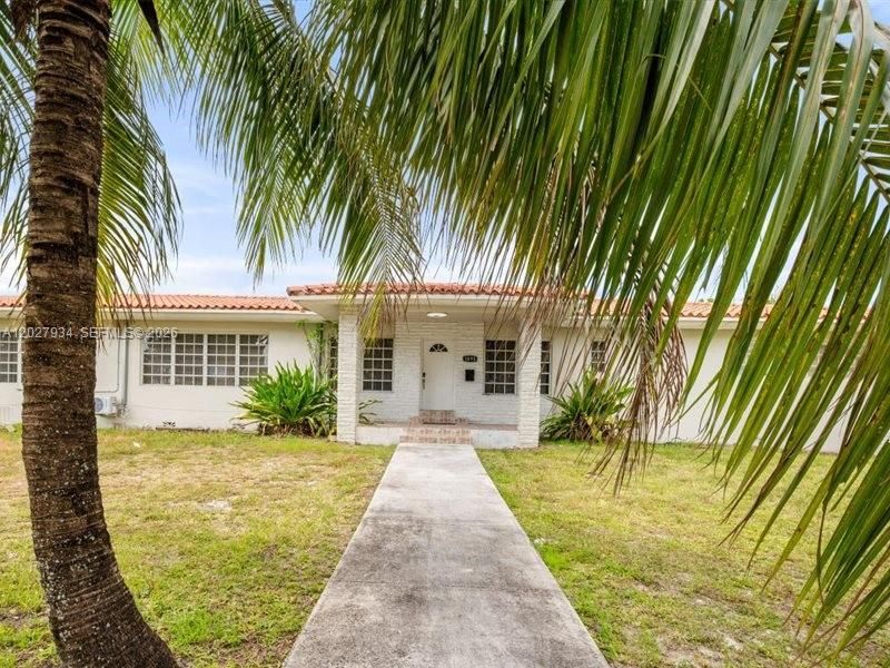 En Venta: $995,000 (5 camas, 3 baños, 3168 Pies cuadrados)