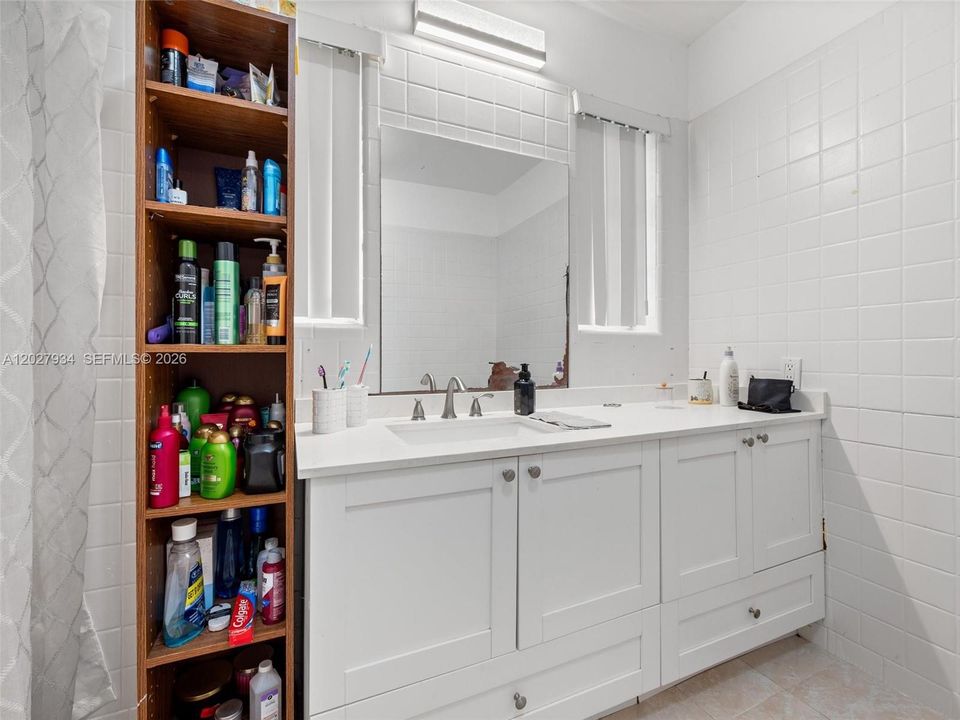 En Venta: $995,000 (5 camas, 3 baños, 3168 Pies cuadrados)