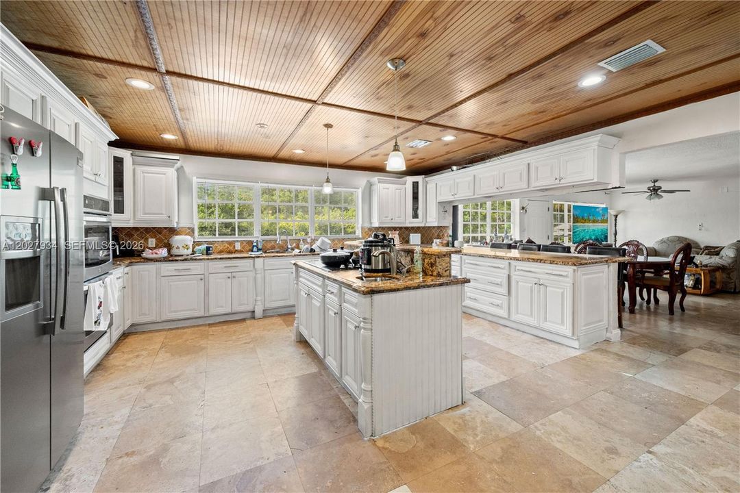 En Venta: $995,000 (5 camas, 3 baños, 3168 Pies cuadrados)