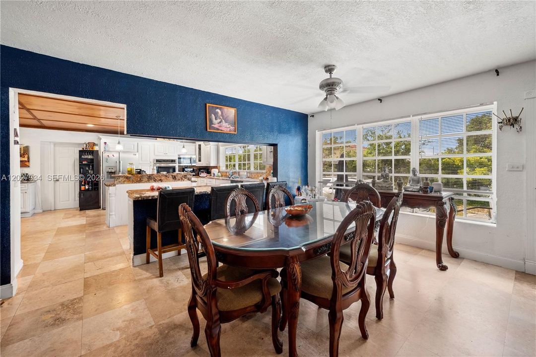 En Venta: $995,000 (5 camas, 3 baños, 3168 Pies cuadrados)