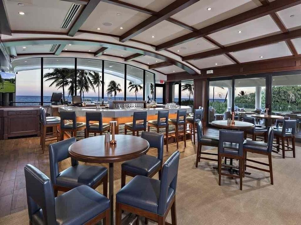 Club Bar