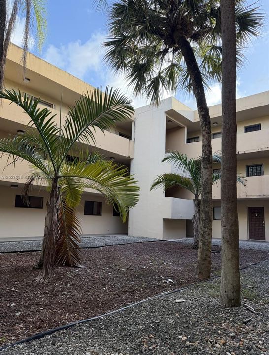 For Rent: $2,500 (2 beds, 2 baths, 985 Square Feet)