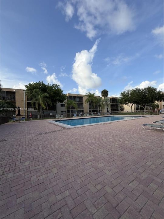 For Rent: $2,500 (2 beds, 2 baths, 985 Square Feet)