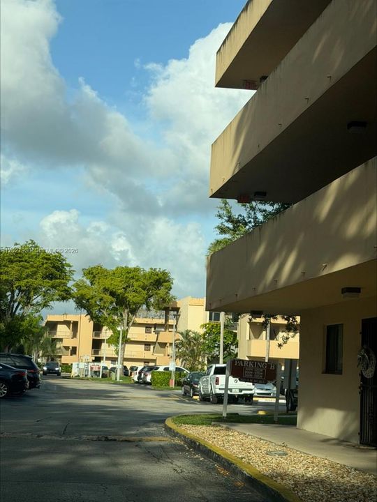 For Rent: $2,500 (2 beds, 2 baths, 985 Square Feet)