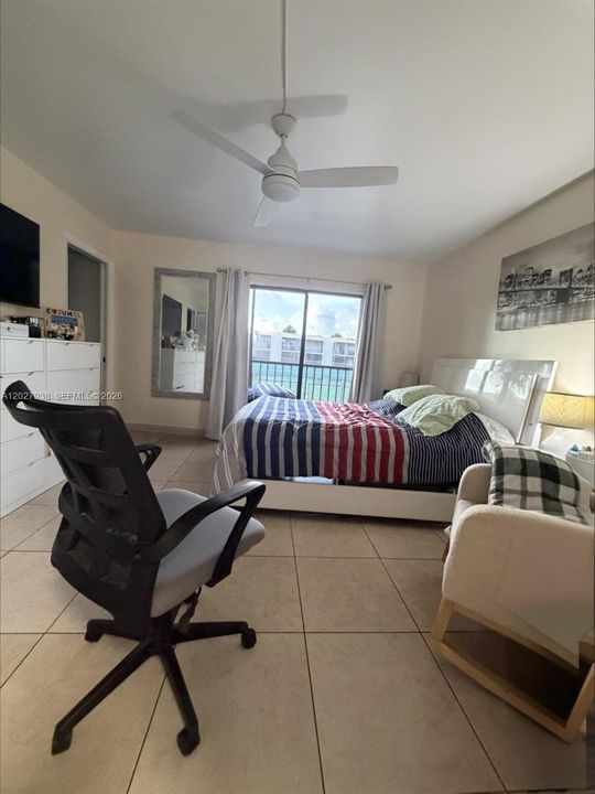 For Rent: $2,500 (2 beds, 2 baths, 985 Square Feet)