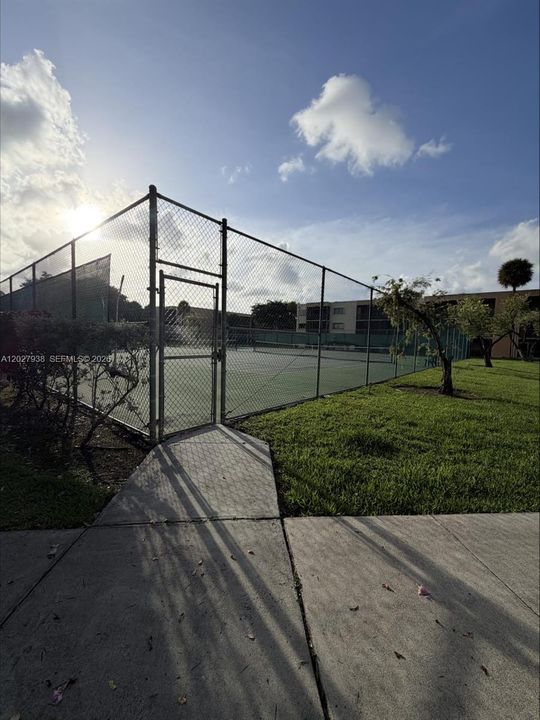For Rent: $2,500 (2 beds, 2 baths, 985 Square Feet)