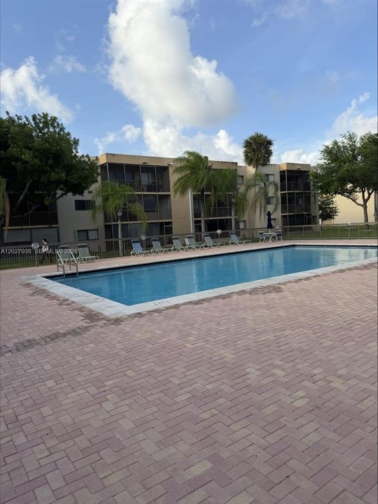 For Rent: $2,500 (2 beds, 2 baths, 985 Square Feet)
