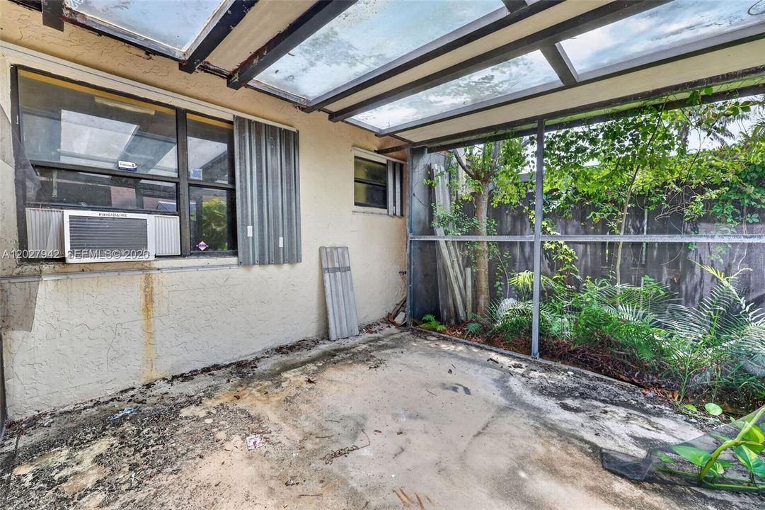 Active With Contract: $244,000 (2 beds, 2 baths, 868 Square Feet)
