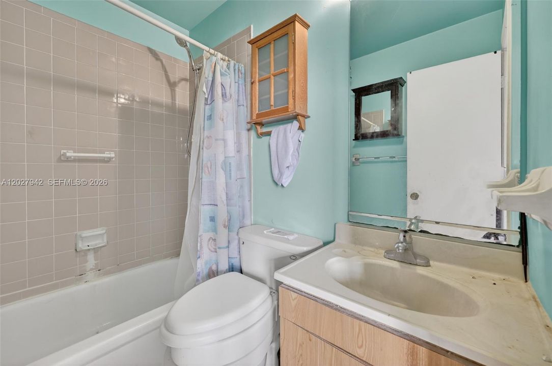 Active With Contract: $244,000 (2 beds, 2 baths, 868 Square Feet)