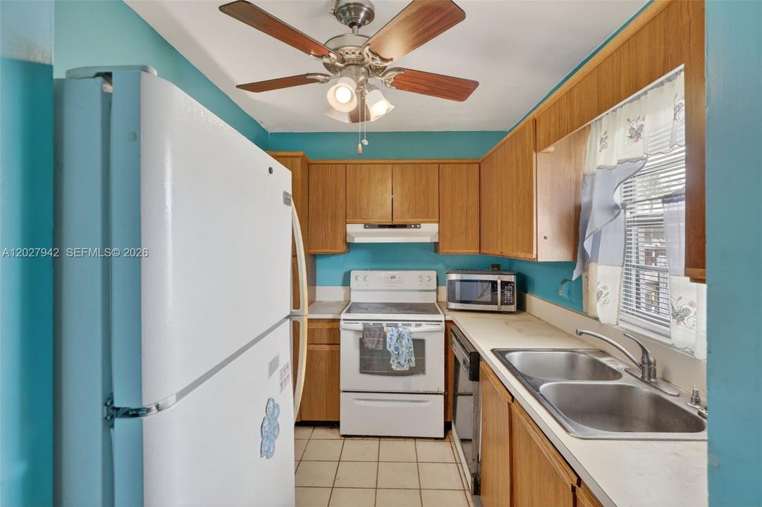 Active With Contract: $244,000 (2 beds, 2 baths, 868 Square Feet)