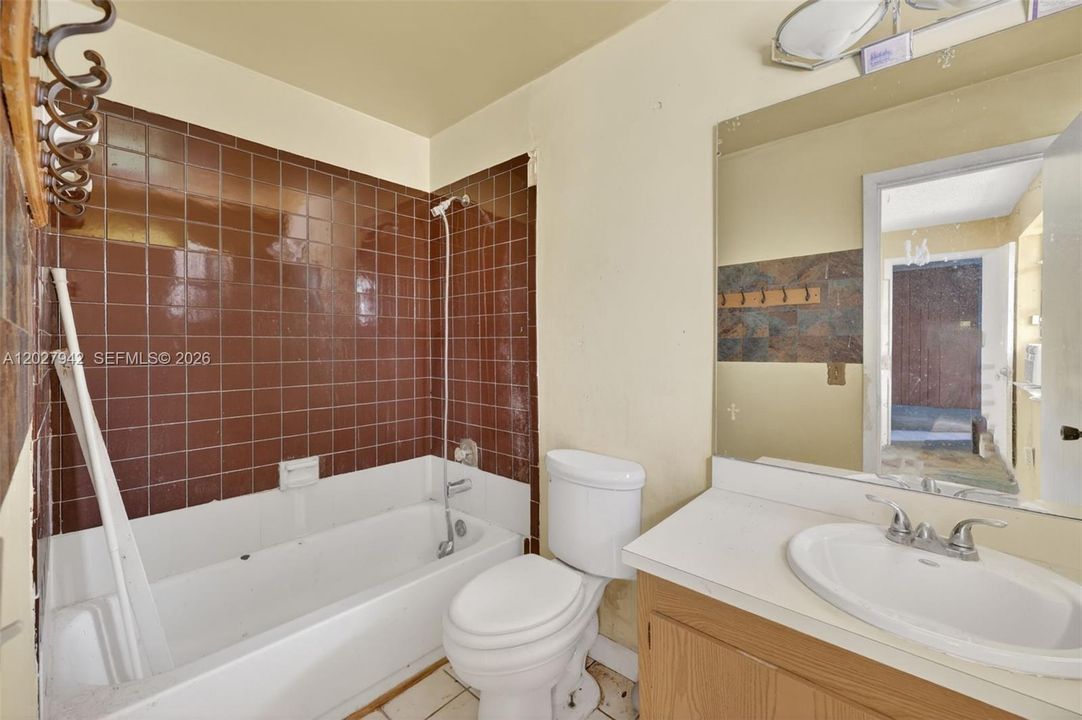 Active With Contract: $244,000 (2 beds, 2 baths, 868 Square Feet)