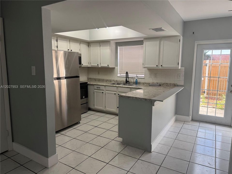 В аренду: $2,300 (2 спален, 1 ванн, 1108 Квадратных фут)