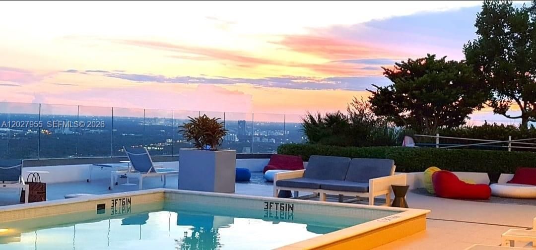 For Sale: $459,500 (1 beds, 1 baths, 684 Square Feet)