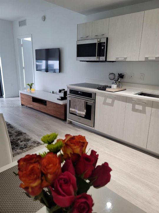 For Sale: $459,500 (1 beds, 1 baths, 684 Square Feet)