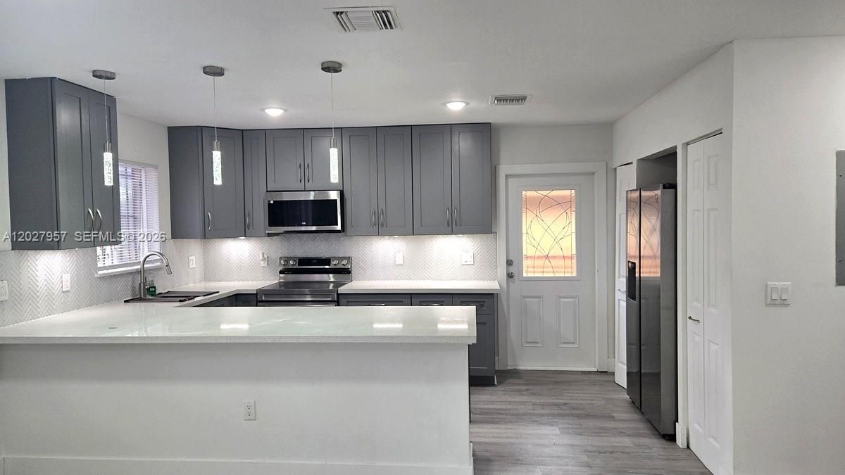 For Rent: $3,700 (3 beds, 2 baths, 1200 Square Feet)