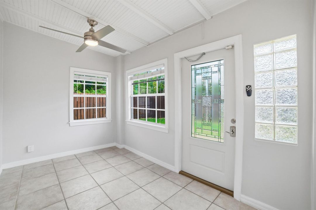 Foyer-B