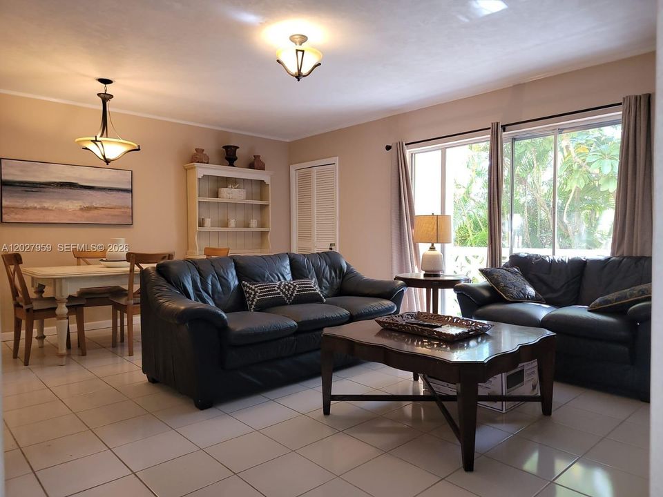 For Rent: $1,900 (1 beds, 1 baths, 660 Square Feet)