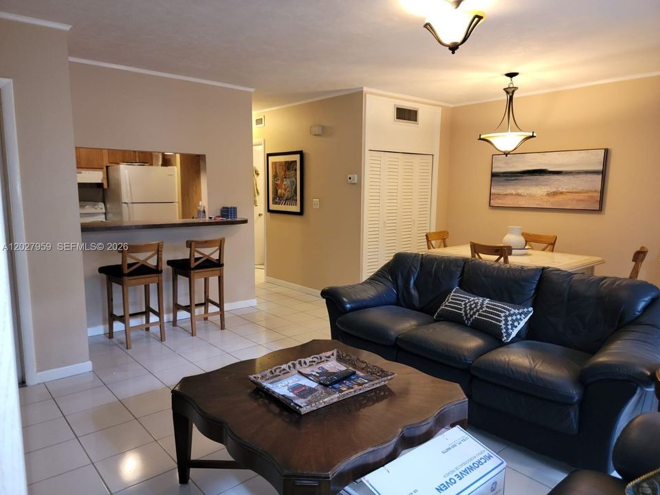 For Rent: $1,900 (1 beds, 1 baths, 660 Square Feet)
