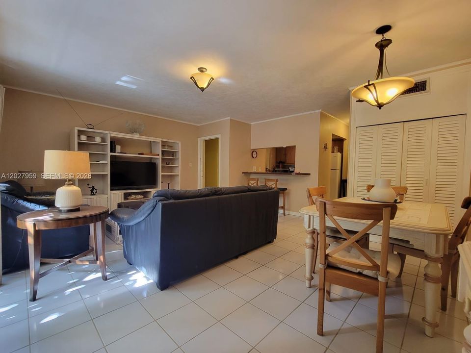 For Rent: $1,900 (1 beds, 1 baths, 660 Square Feet)