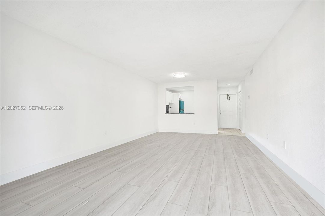 For Rent: $1,650 (1 beds, 1 baths, 730 Square Feet)