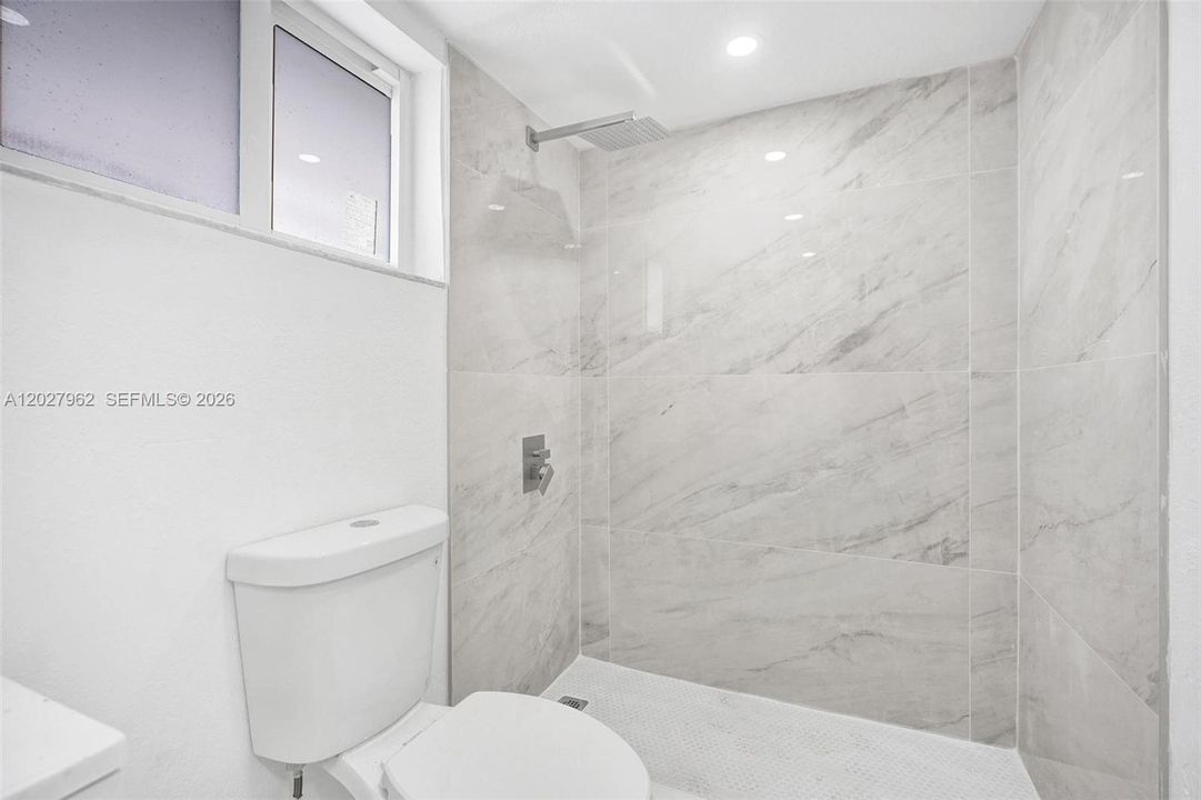 For Rent: $1,650 (1 beds, 1 baths, 730 Square Feet)