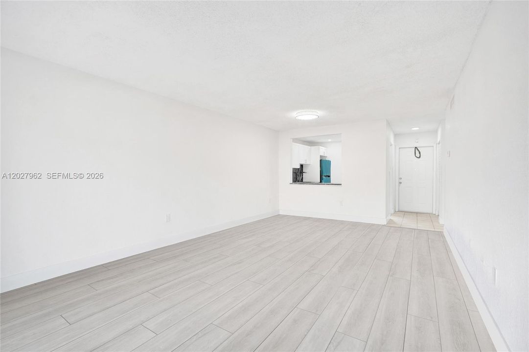 For Rent: $1,650 (1 beds, 1 baths, 730 Square Feet)