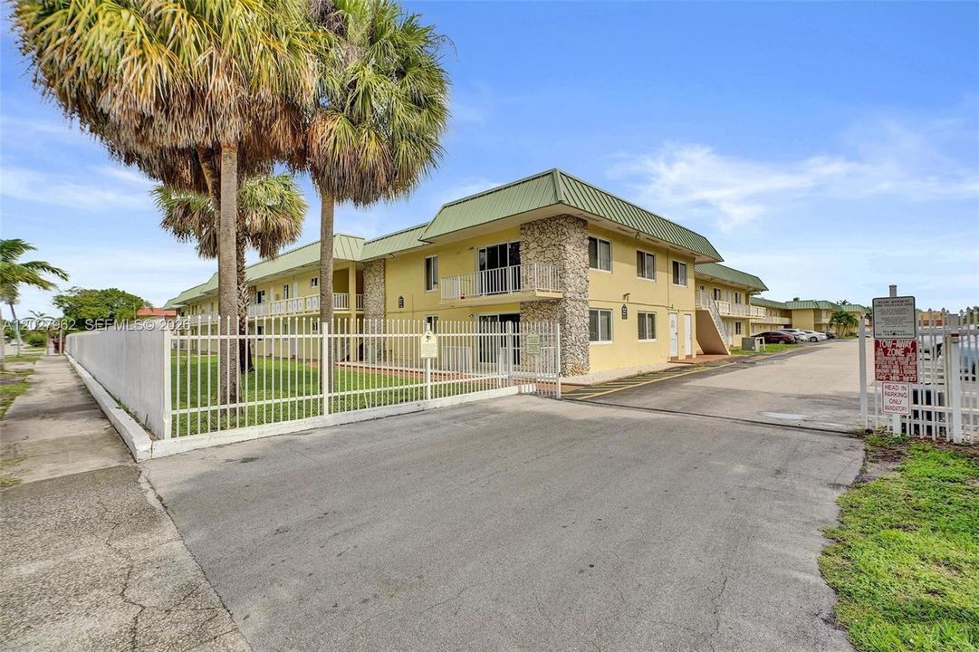 For Rent: $1,650 (1 beds, 1 baths, 730 Square Feet)