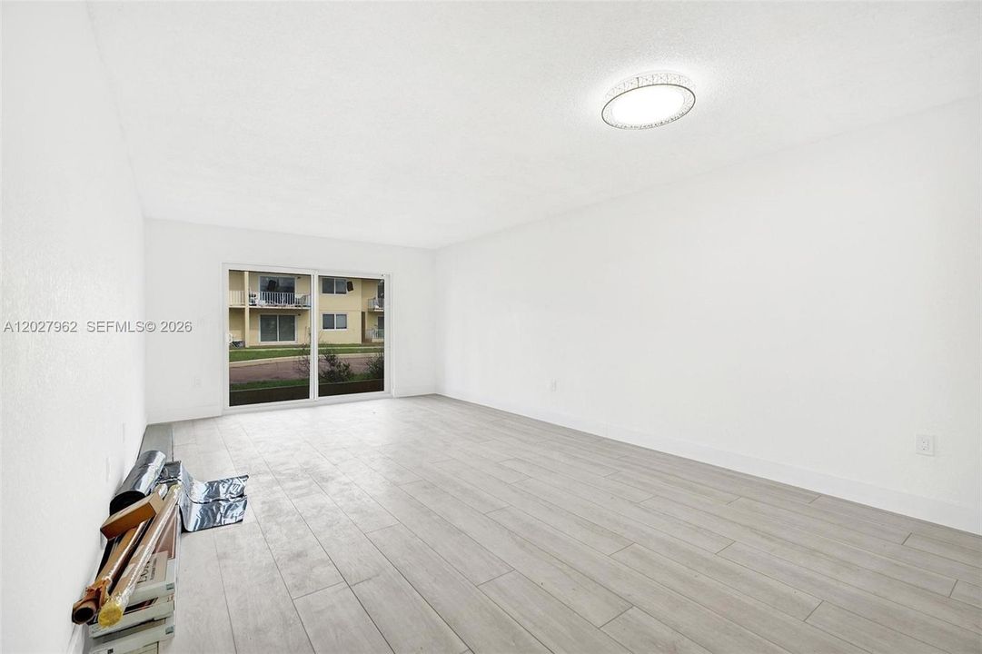 For Rent: $1,650 (1 beds, 1 baths, 730 Square Feet)