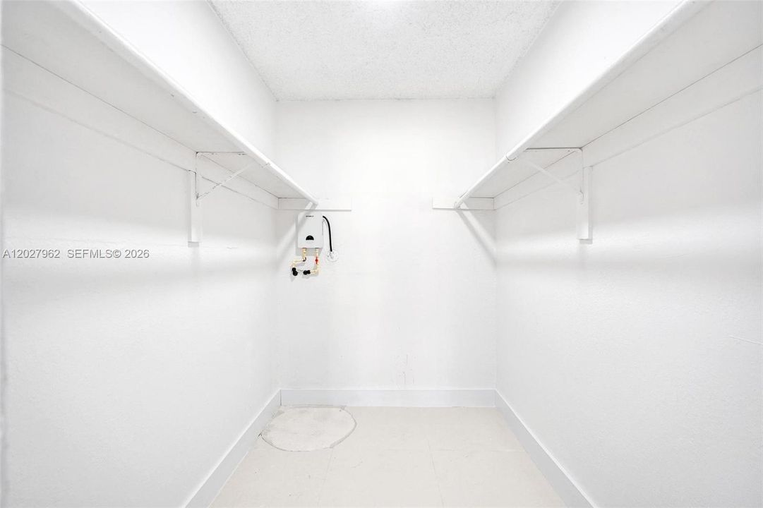 For Rent: $1,650 (1 beds, 1 baths, 730 Square Feet)
