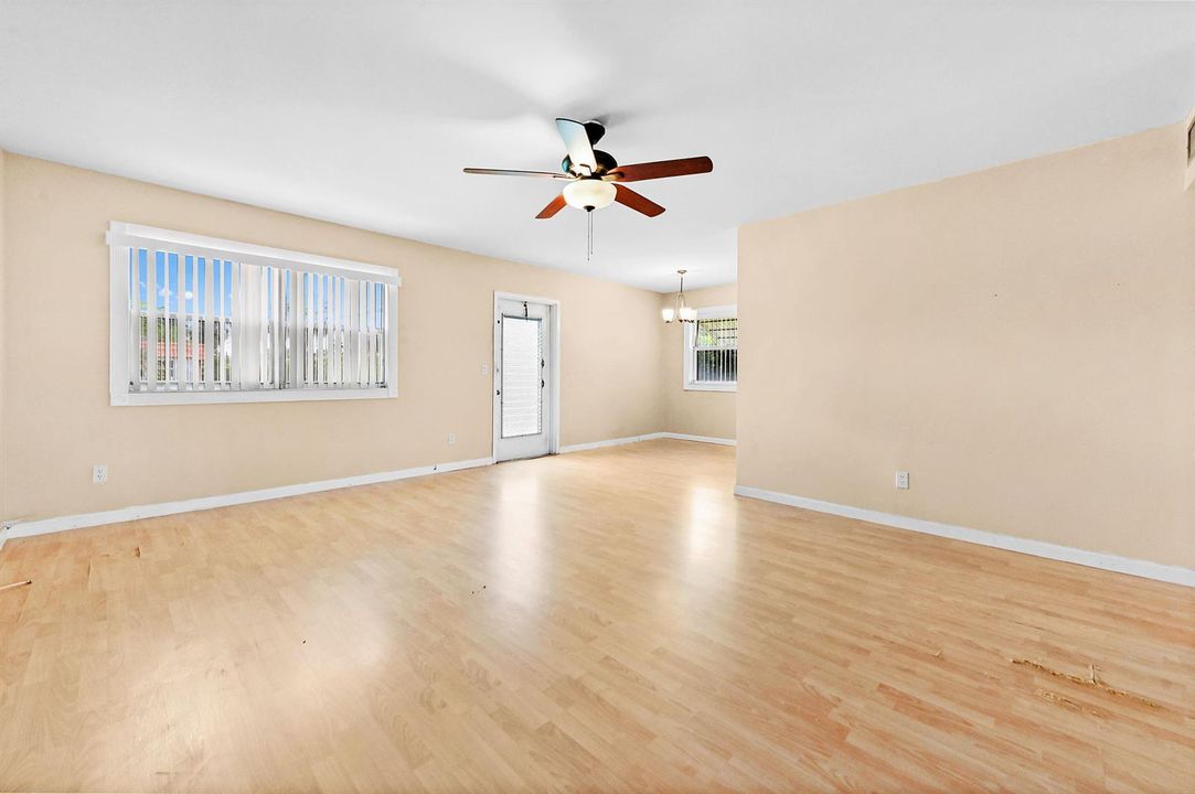 07 Living Room 04