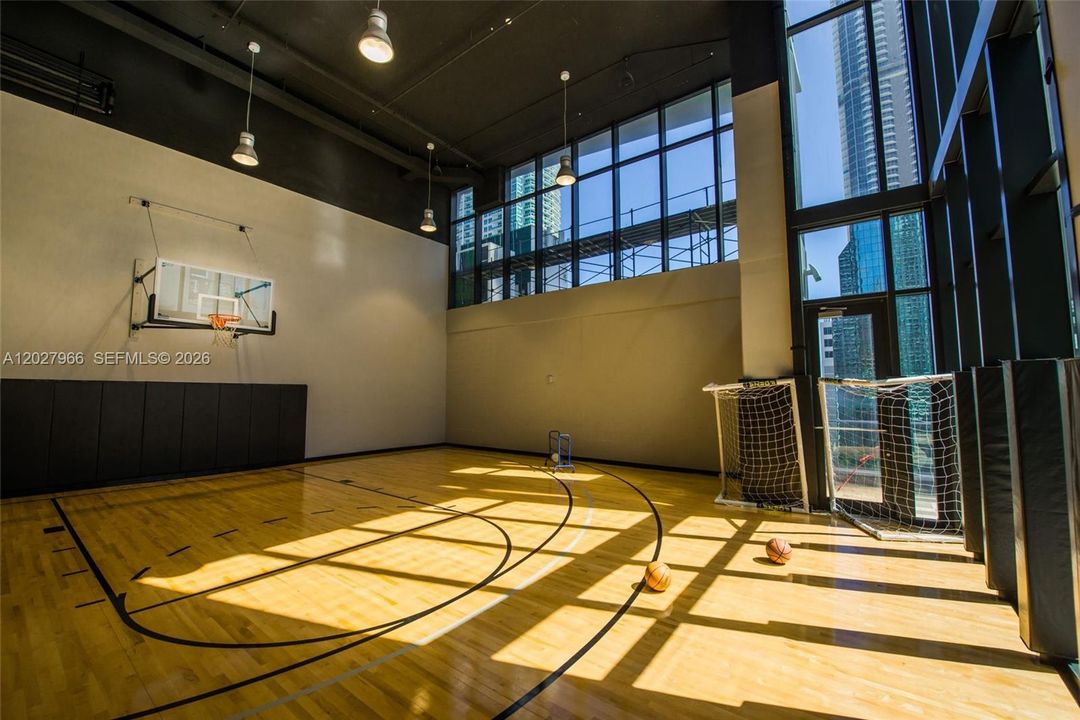 For Rent: $3,800 (1 beds, 1 baths, 651 Square Feet)