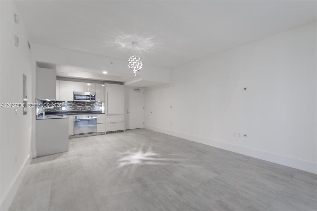 For Rent: $3,800 (1 beds, 1 baths, 651 Square Feet)