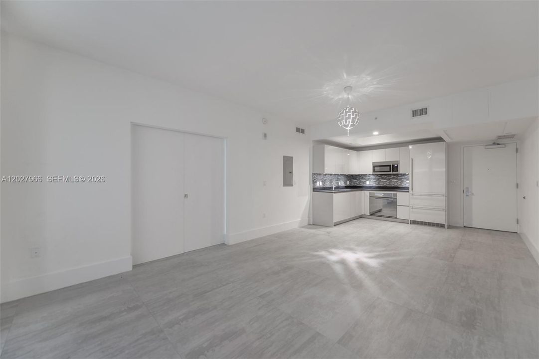 For Rent: $3,800 (1 beds, 1 baths, 651 Square Feet)