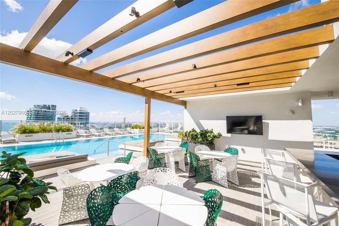 For Rent: $3,800 (1 beds, 1 baths, 651 Square Feet)