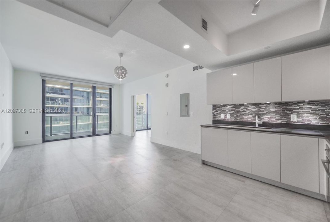 For Rent: $3,800 (1 beds, 1 baths, 651 Square Feet)