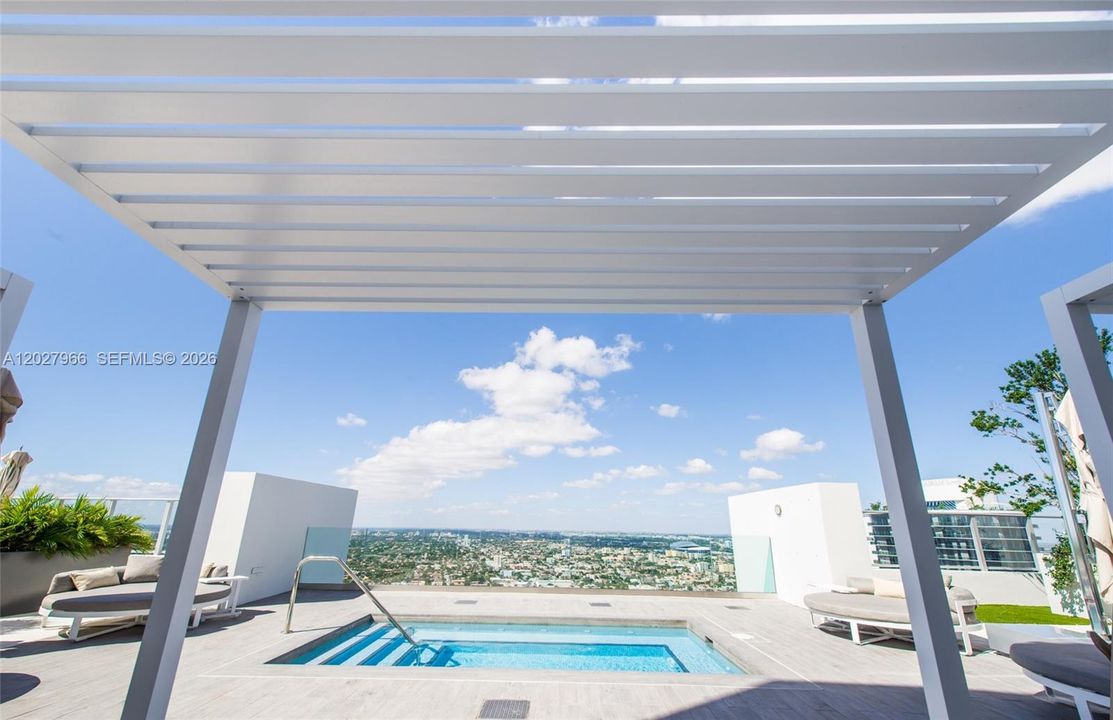 For Rent: $3,800 (1 beds, 1 baths, 651 Square Feet)