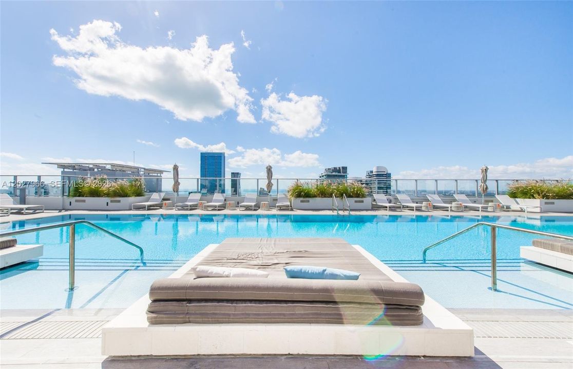For Rent: $3,800 (1 beds, 1 baths, 651 Square Feet)
