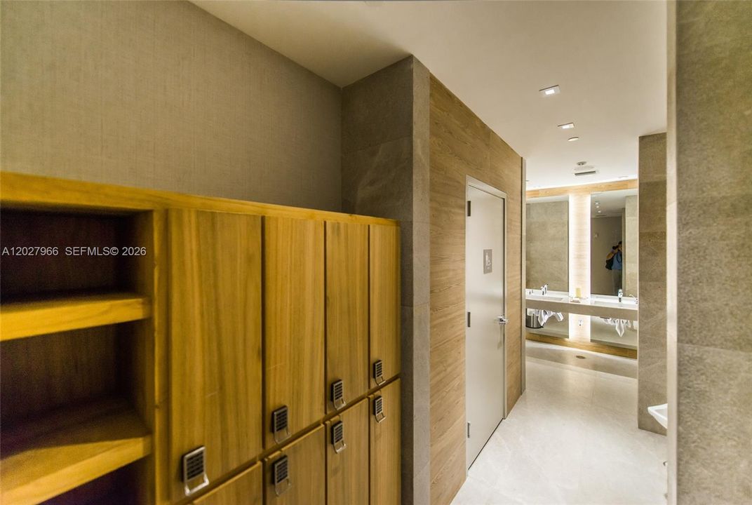 For Rent: $3,800 (1 beds, 1 baths, 651 Square Feet)