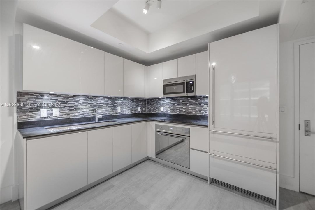 For Rent: $3,800 (1 beds, 1 baths, 651 Square Feet)