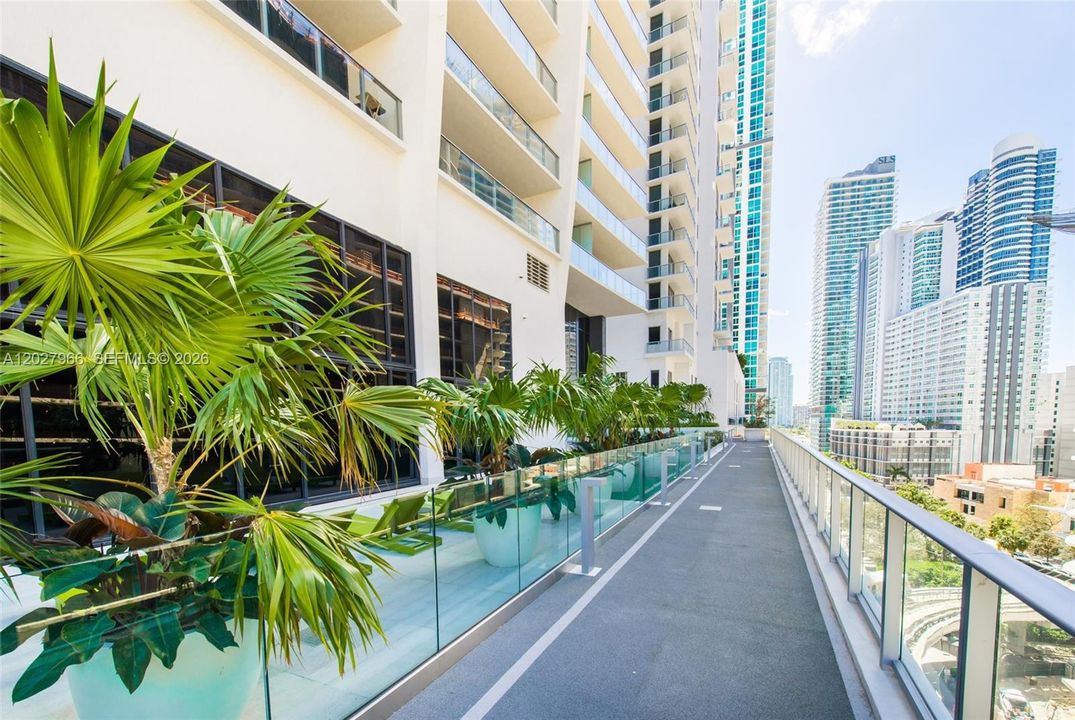 For Rent: $3,800 (1 beds, 1 baths, 651 Square Feet)
