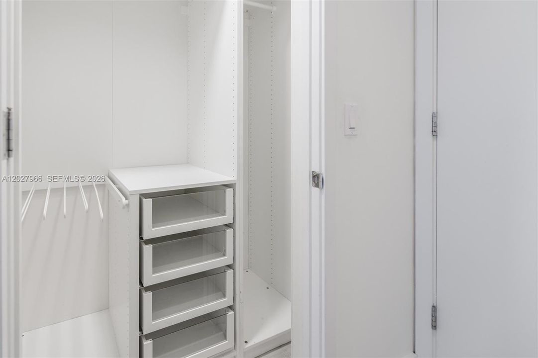 For Rent: $3,800 (1 beds, 1 baths, 651 Square Feet)