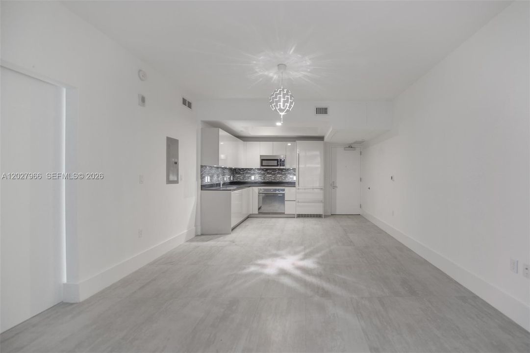For Rent: $3,800 (1 beds, 1 baths, 651 Square Feet)