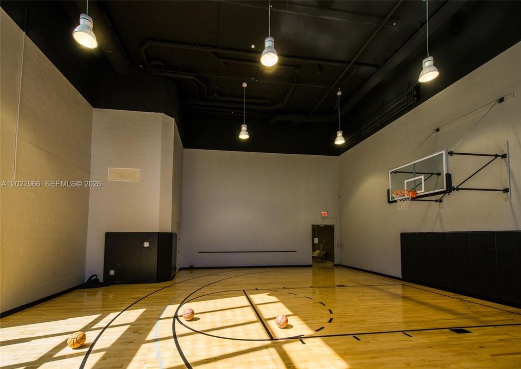 For Rent: $3,800 (1 beds, 1 baths, 651 Square Feet)