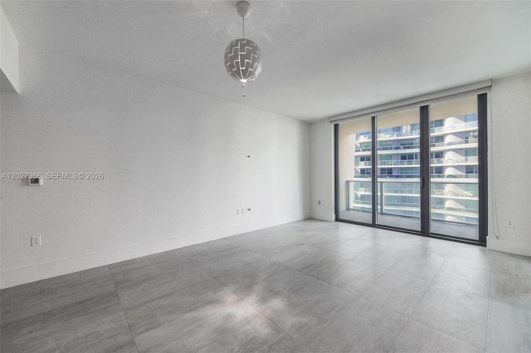 For Rent: $3,800 (1 beds, 1 baths, 651 Square Feet)