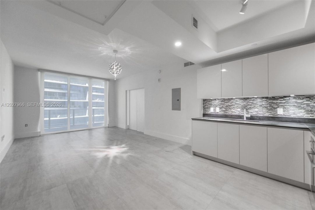 For Rent: $3,800 (1 beds, 1 baths, 651 Square Feet)