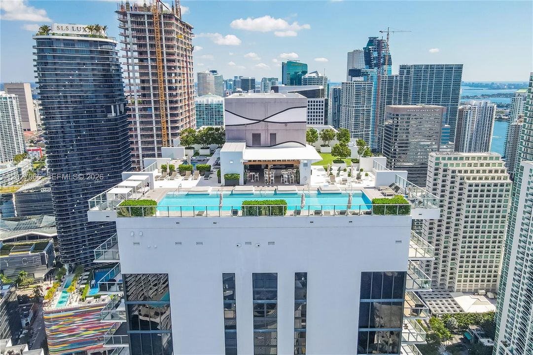 For Rent: $3,800 (1 beds, 1 baths, 651 Square Feet)