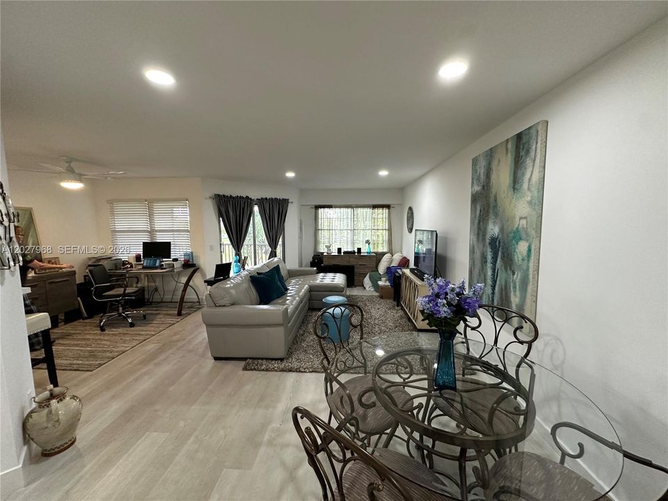 For Sale: $185,000 (1 beds, 1 baths, 1045 Square Feet)
